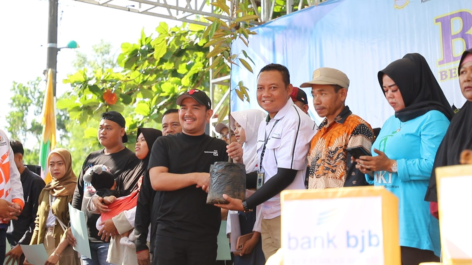 Donasi Bibit Pohon Produktif Dalam Acara Botram